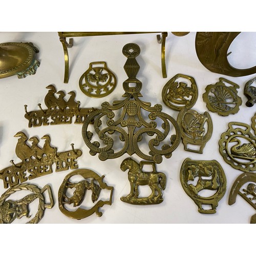 679 - Selection of vintage brassware including dinner gong, mirror and horse brasses.