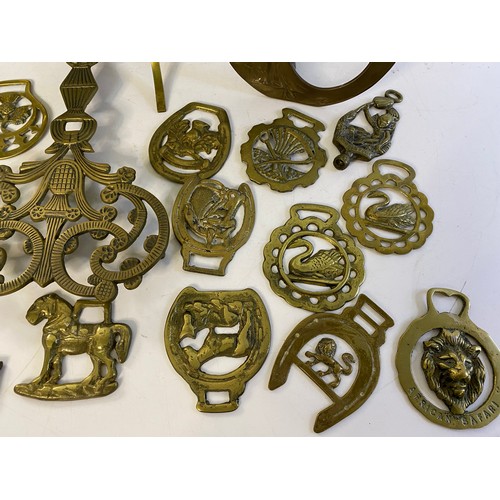 679 - Selection of vintage brassware including dinner gong, mirror and horse brasses.