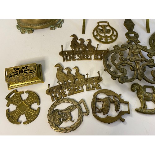 679 - Selection of vintage brassware including dinner gong, mirror and horse brasses.