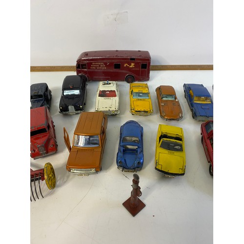 689 - Selection of vintage Dinky toys.