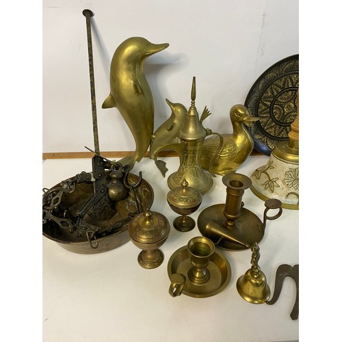 692 - Box of assorted brassware.