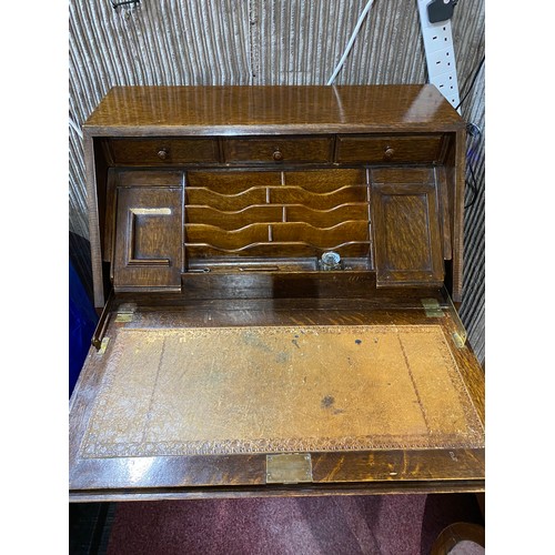 633 - 1920s oak bureau with 3 drawers, drop front and inner compartments that slide forward, measuring 74 ... 