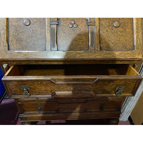 633 - 1920s oak bureau with 3 drawers, drop front and inner compartments that slide forward, measuring 74 ... 