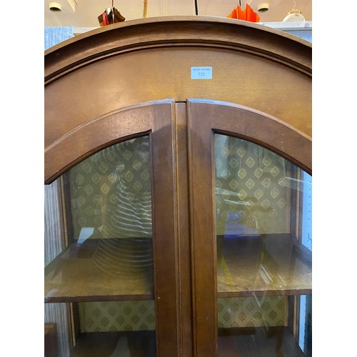 720 - Display cabinet with lined back and shelves, 2 glass doors to front, glass sides and comes with key,... 