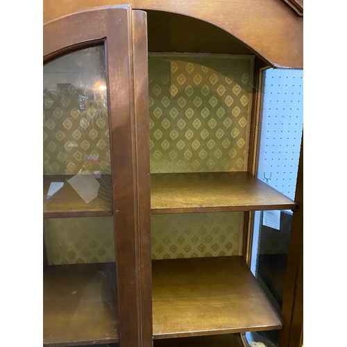 720 - Display cabinet with lined back and shelves, 2 glass doors to front, glass sides and comes with key,... 