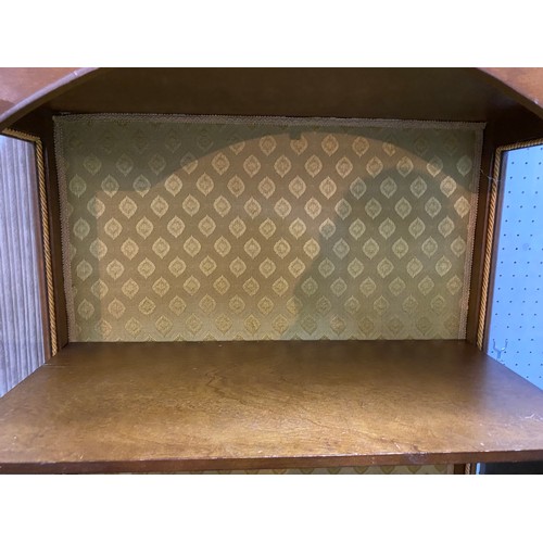 720 - Display cabinet with lined back and shelves, 2 glass doors to front, glass sides and comes with key,... 