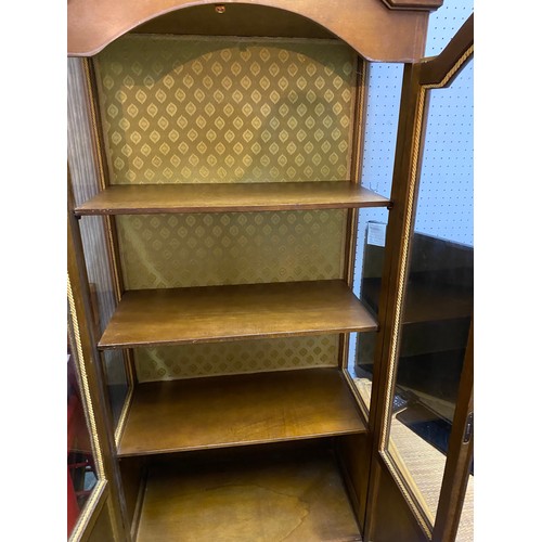 720 - Display cabinet with lined back and shelves, 2 glass doors to front, glass sides and comes with key,... 