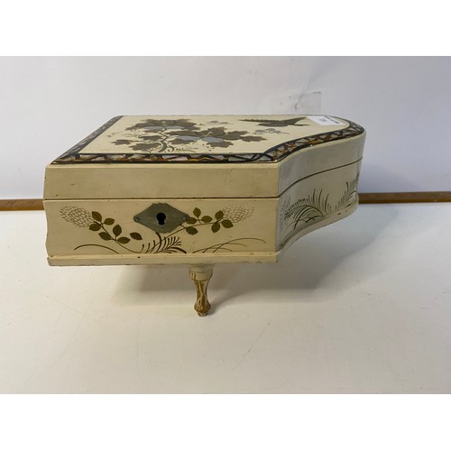 726 - Vintage musical jewellery box containing a selection of costume jewellery, measures 24 cm by 15 cm.