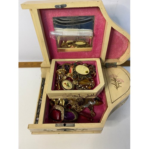 726 - Vintage musical jewellery box containing a selection of costume jewellery, measures 24 cm by 15 cm.