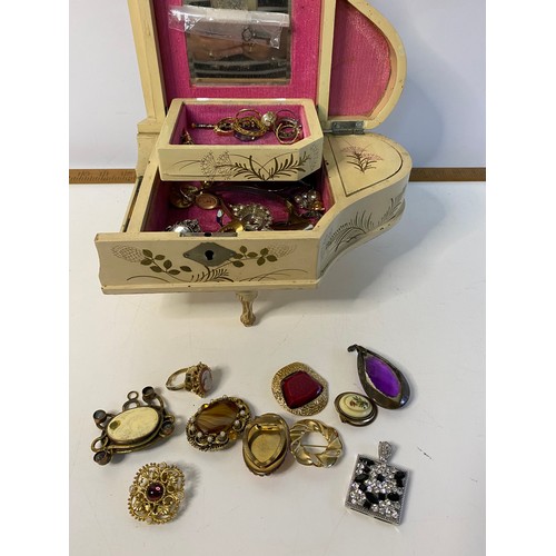 726 - Vintage musical jewellery box containing a selection of costume jewellery, measures 24 cm by 15 cm.