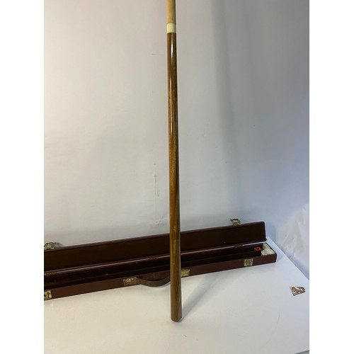 729 - Vintage 2 piece snooker cue in case.