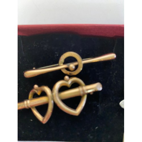 784 - Victorian 1897 9ct rose gold double heart sweetheart brooch and Queen Victoria silver hatpin.