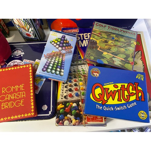 800 - Selection of modern and vintage games.