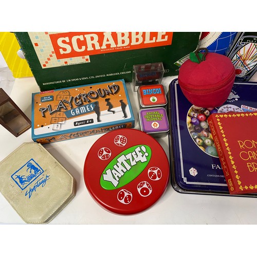 800 - Selection of modern and vintage games.