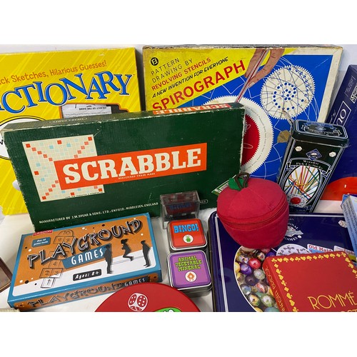 800 - Selection of modern and vintage games.