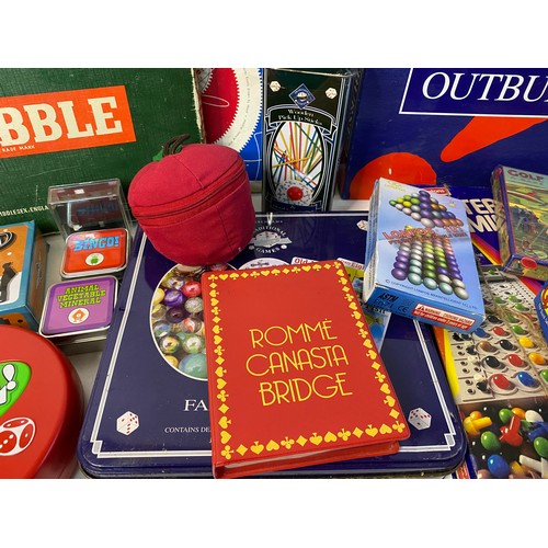 800 - Selection of modern and vintage games.