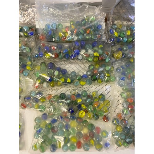 824 - Selection of marbles