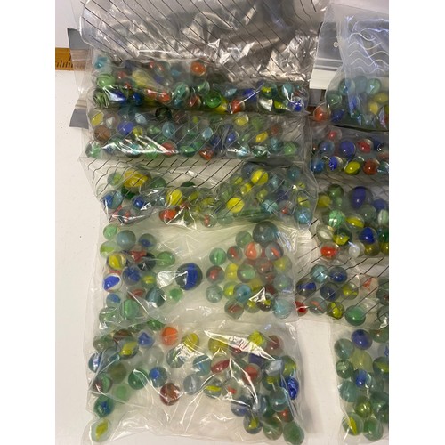 824 - Selection of marbles