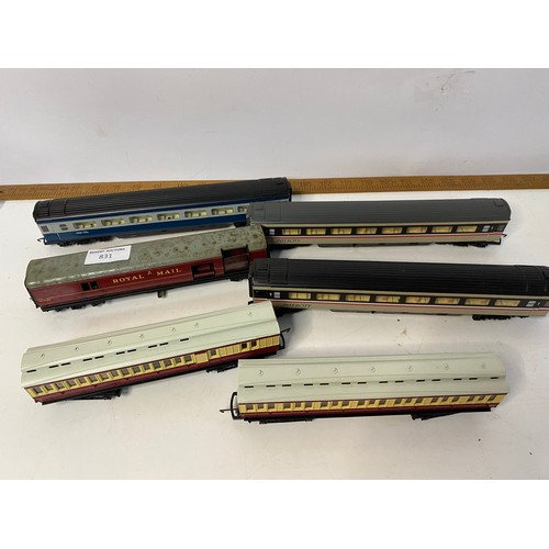 831 - Selection of 6 x OO guage railway carriages, 3 x intercity R439's, 2 x S5811 and a W807 Royal. Mail ... 