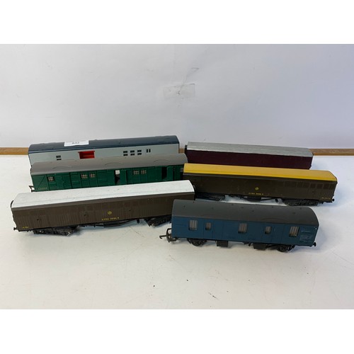 832 - Selection of 6 x OO guage railway carriages, a Tri-ang R119 Royal Mail, a Tri-ang S2355 S, 3 x Lima ... 