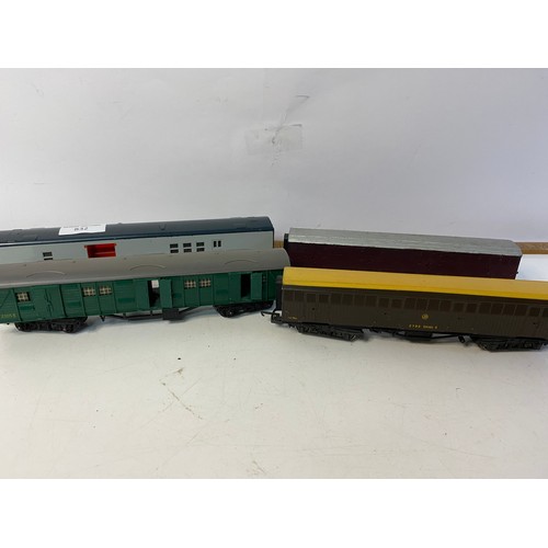 832 - Selection of 6 x OO guage railway carriages, a Tri-ang R119 Royal Mail, a Tri-ang S2355 S, 3 x Lima ... 