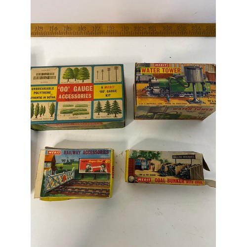 839 - Selection of original Merit OO scale accessories including telegraph poles, alder kit, coal bunker, ... 