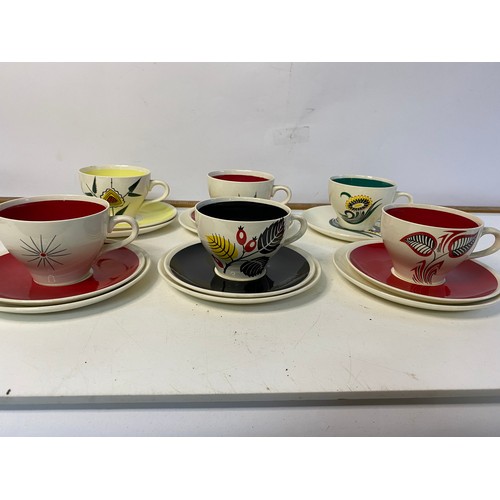 845 - Set of 5 x 1950's Wade Rosehip pattern trios, with spare cup and plate.