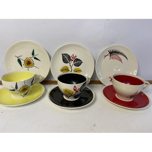 845 - Set of 5 x 1950's Wade Rosehip pattern trios, with spare cup and plate.