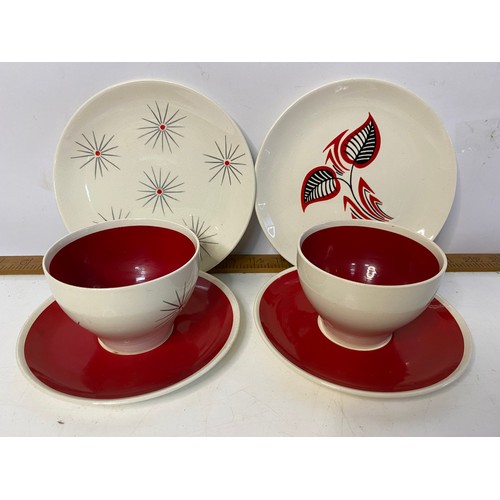 845 - Set of 5 x 1950's Wade Rosehip pattern trios, with spare cup and plate.