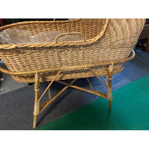 855 - Vintage Alco basketware wicker carry crib