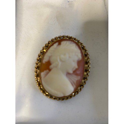 863 - Vintage 9ct gold cameo brooch