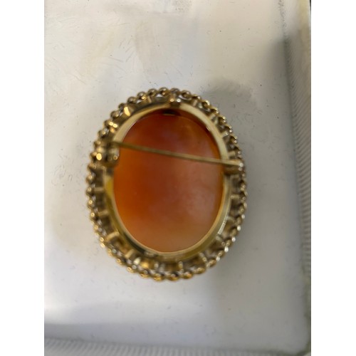 863 - Vintage 9ct gold cameo brooch