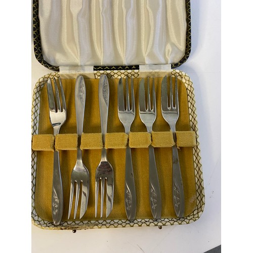 865 - Selection of boxed EPNS forks, knives and goblets