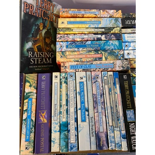 601 - Selection of Terry Pratchett books.