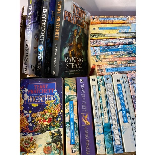 601 - Selection of Terry Pratchett books.