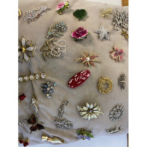 942 - Large selection of Antique and Vintage brooches made from silver, gold plate, Rhinestone and enamel ... 