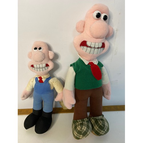 992 - Selection of retro Wallace and Grommit soft toys.