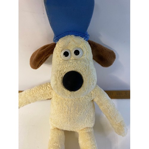 992 - Selection of retro Wallace and Grommit soft toys.