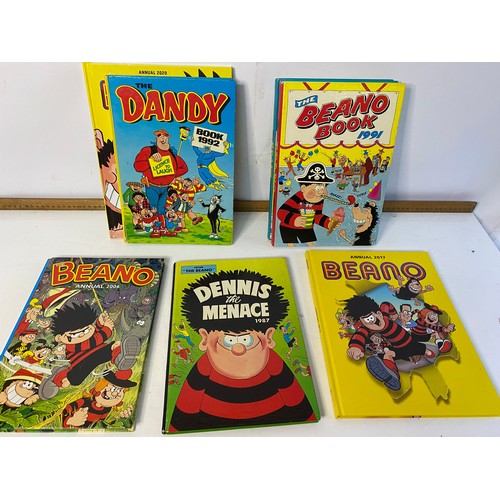 542 - Collection of annuals from Beano, Dandy and Dennis the Menace.