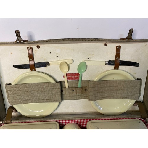 550 - Vintage picnic Hamper in case