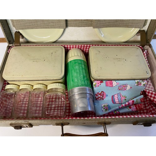 550 - Vintage picnic Hamper in case