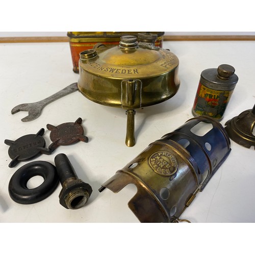 1000 - Selection of vintage camping equipment including camping gaz burners and lights. Also brass Primus b... 