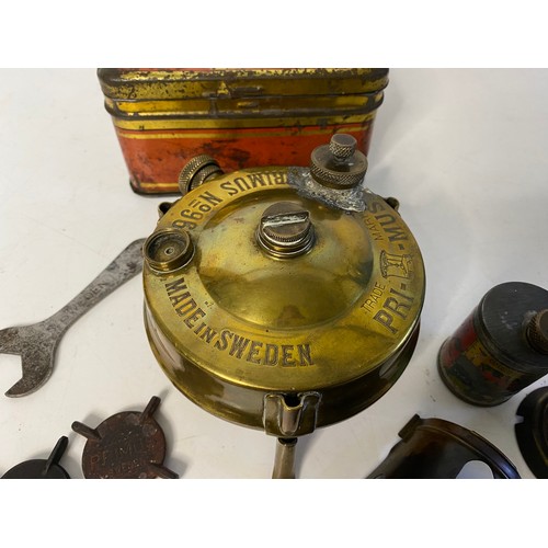 1000 - Selection of vintage camping equipment including camping gaz burners and lights. Also brass Primus b... 