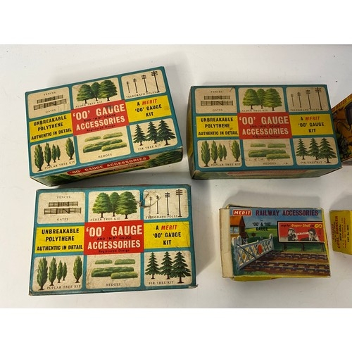 839 - Selection of original Merit OO scale accessories including telegraph poles, alder kit, coal bunker, ... 