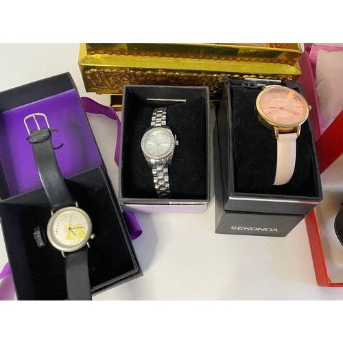 927 - Selection of 8 x boxed watches from Limit, Sekonda, Tic-Toc and others, also 8 unboxed watches.