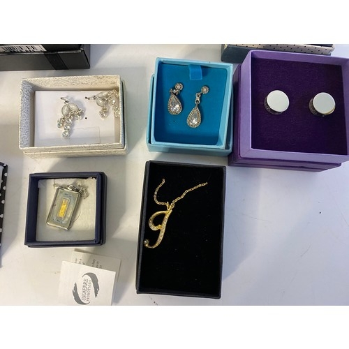 936 - Collection of boxed vintage costume jewellery from Jon Richards, Autograph and Equalibrium.