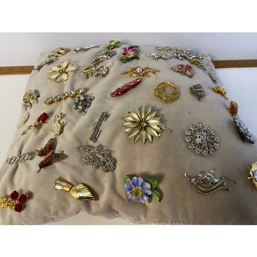 942 - Large selection of Antique and Vintage brooches made from silver, gold plate, Rhinestone and enamel ... 