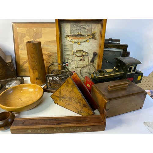 102 - Box of assorted wooden ware including mantle clock and decorative items.