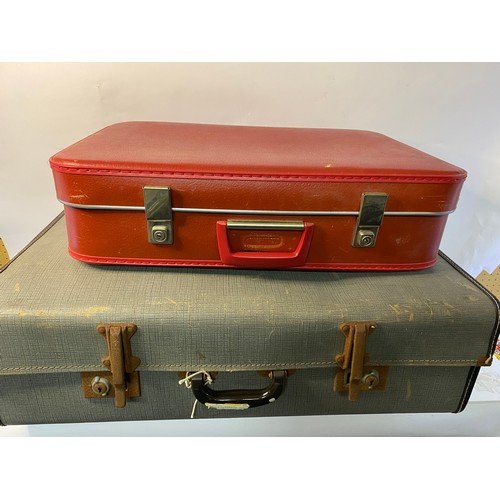 107 - 4 x vintage suitcases.