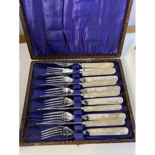 116 - Quantity of vintage cutlery mostly boxed and cased sets.